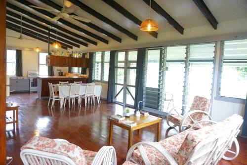 Nananu-i-Ra Apartment | Beachfront Sunset Bure