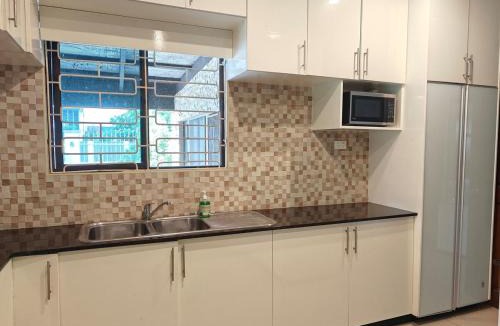 Suva House | 3 bedroom fully air conditioned family home -spacious, free parking