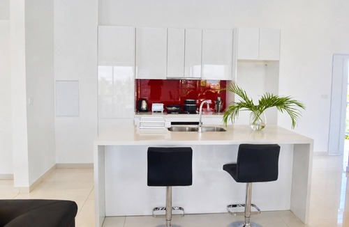 Wailoloa Apartment | Seema’s Holiday Home | 5 Min Beach, Pool & Gym
