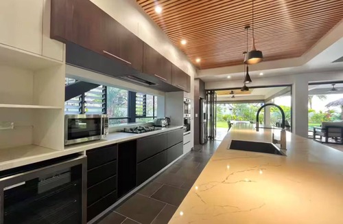 Nadi Villa | Villa 101 - 5BR Private Poo- Private Pool - Poo - Table - Tub