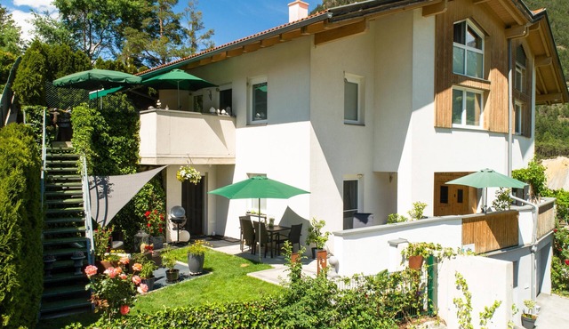 Apartment with terrace, Ski bus in front of door in Sautens