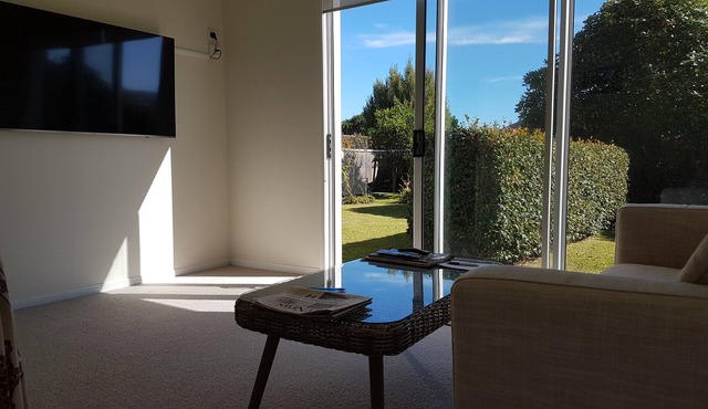 Central Self Contained 1 Bedroom Apartment in New Plymouth