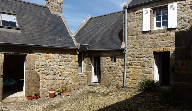 Gite in 17th century barge house, sea 800 m away, pets welcome in Porspoder