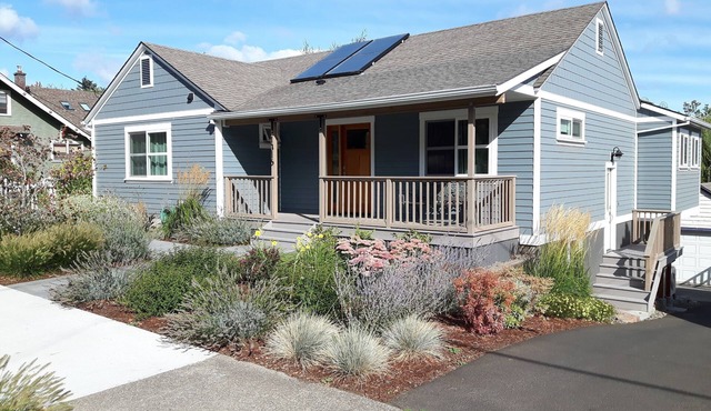 Perfect for GROUP gatherings! Short walk to Downtown HR, river views in Hood River