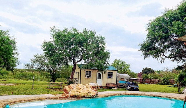 Ranchette by the lake just a short drive to the beach in Sandia