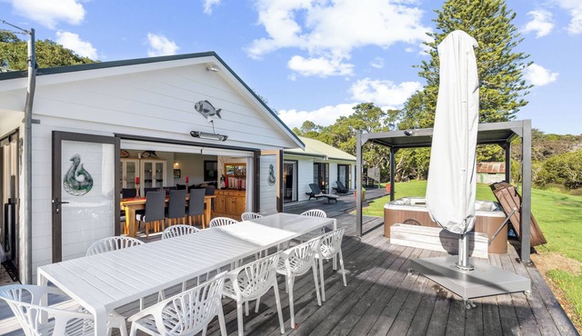 River Palms Retreat - Paihia Holiday Home in Haruru
