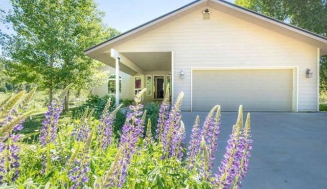 Riverfront Home-Fenced Yard/Pet Friendly in Pagosa Springs