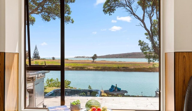 Waterfront Estuary Escape - Raglan Holiday Home in Raglan