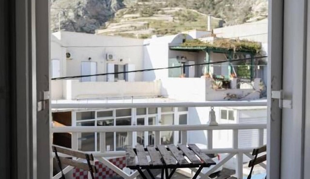 White Wave Studios in santorini